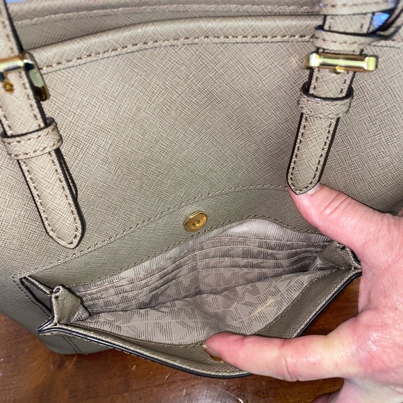 Gold Michael Kors purse in perfect condition! - Picture 7 of 9